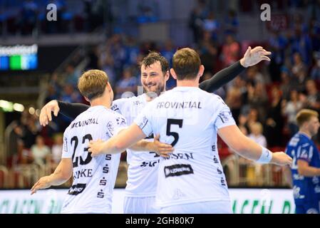 Dusseldorf, Germania. 05 settembre 2021. Giubilo finale KI, da sinistra a destra Rune DAHMKE (KI), Domagoj DUVNJAK (KI), Sander SAGOSEN (KI), Handball Super Cup 2021, THW Kiel (KI) - TBV Lemgo Lippe 30:29, on 04.09.2021 a Duesseldorf/Germania. Â Credit: dpa/Alamy Live News Foto Stock