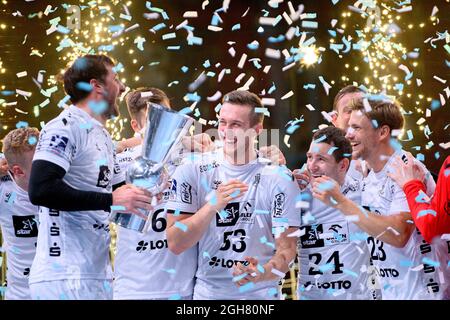 Dusseldorf, Germania. 05 settembre 2021. Cerimonia di premiazione, giubilazione Team KI con la coppa che Domagoj DUVNJAK (KI) tiene. Da sinistra a destra Hendrik PEKELER (KI), Nikola BILYK (KI), Miha ZARABEC (KI), Rune DAHMKE (KI). Pallamano Super Cup 2021, THW Kiel (KI) - TBV Lemgo Lippe 30:29, su 04.09.2021 a Duesseldorf/Germania. Â Credit: dpa/Alamy Live News Foto Stock