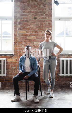 Colleghi fidati di sesso maschile e femminile in ufficio Foto Stock