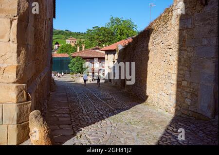 Strada acciottolata (Calle del Racial) a Santillana del Mar, Cantabria, Spagna, Europa Foto Stock