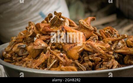 Tradizionale arrosto di pollo in una cerimonia.Bangladesh cibo tradizionale. Foto Stock