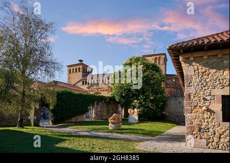 Collegiata di Santillana del Mar, una città storica situata in Cantabria, nel nord della Spagna. Ha molti edifici storici. Foto Stock