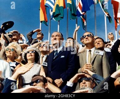 CENTRO SPAZIALE KENNEDY, FLA. -- il Vice Presidente Spiro Agnew [centro destro] e l'ex Presidente Lyndon Johnson (centro sinistro) osservano il liftoff di Apollo 11 dagli stand situati presso il sito di osservazione VIP del Kennedy Space Center. Le due figure politiche si trovavano al Kennedy Space Center per assistere al lancio della prima missione Lunar Landing presidiata che si svolse da Pad 39A alle 9:32 EDT. Foto Stock