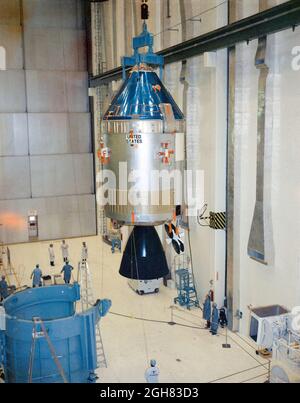 (31 gennaio 1969) --- Vista interna dell'edificio delle operazioni Spacecraft del Kennedy Space Center con equipaggio che mostra il trasferimento di Apollo Spacecraft 106/Command/Service Module allo stand di lavoro integrato numero uno per l'accoppiamento con Spacecraft Lunar Module Adapter (SLA) 13. Il veicolo spaziale 106 sarà volato sulla missione spaziale Apollo 10 (Lunar Module 4/Saturn 505) Foto Stock