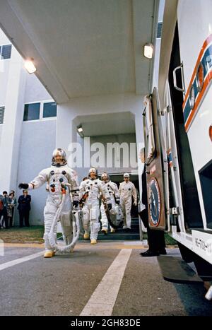 (3 marzo 1969) --- l'equipaggio Apollo 9 lascia il Kennedy Space Center, il presidiato Spacecraft Operations Building, durante il conto alla rovescia del prelancio Apollo 9. Leader è l'astronauta James A. McDivit, comandante; seguito dall'astronauta David R. Scott, pilota del modulo di comando; e Russell L. Schweickart, pilota del modulo lunare. Qualche istante dopo entrarono nello speciale furgone di trasferimento che li trasportò al loro veicolo spaziale in attesa a Pad A, Launch Complex 39. L'Apollo 9 è stato lanciato alle 11 (EST), 3 marzo 1969, in una missione orbitale terrestre di 10 giorni Foto Stock