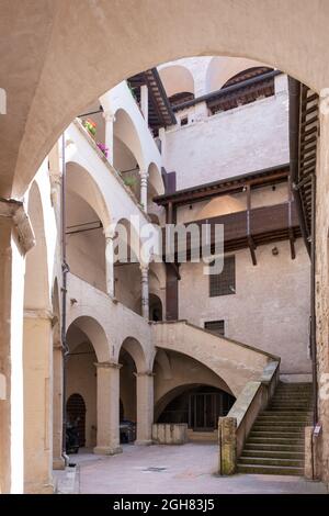 Cortile rinascimentale nel centro storico italiano di Perugia Foto Stock