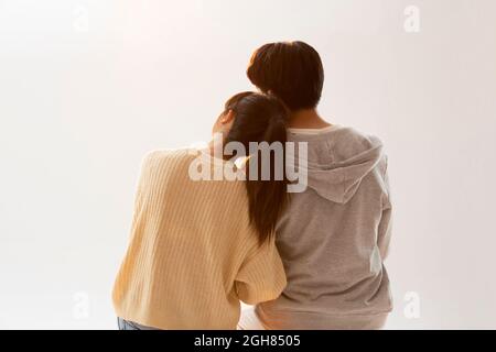 Vista posteriore della giovane coppia felice Foto Stock