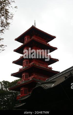 Colpo verticale capovolto della torre giapponese nel dominio reale di Laeken a Bruxelles, Belgio Foto Stock