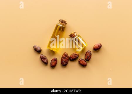 Lozione al burro di Cacoa e olio essenziale con fagioli di Cacoa. Cosmetica sanitaria Foto Stock