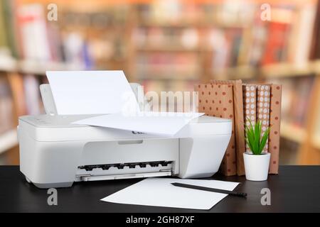 Stampante laser domestica compatta su sfondo grigio Foto stock - Alamy