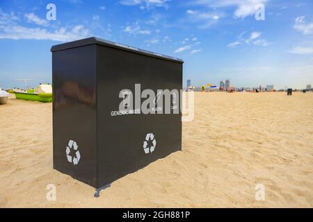 Un cestino pubblico all'aperto sulla spiaggia di Dubai Foto Stock