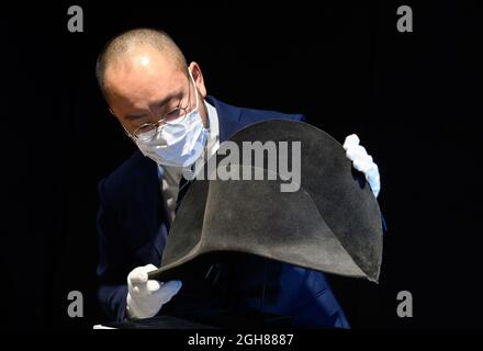 Hong Kong, Cina. 06 settembre 2021. HONG KONG, HONG KONG SAR, CINA: SETTEMBRE 2021. Il cappello di Napoleone Bonaparte appena scoperto viene a Hong Kong davanti a BonhamsÕ Napoleone Bonaparte: La vendita britannica a Londra. La pura pelliccia di Beaver feltro bicorne, fatta da Poupart et Cie di Parigi, è il primo cappello a portare il DNA degli imperatori stabilendo al di là di ogni ragionevole dubbio che egli effettivamente posseduto it.Alamy Live news/Jayne Russell Credit: Jayne Russell/Alamy Live News Foto Stock