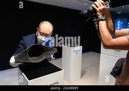 Hong Kong, Cina. 06 settembre 2021. HONG KONG, HONG KONG SAR, CINA: SETTEMBRE 2021. Il cappello di Napoleone Bonaparte appena scoperto viene a Hong Kong davanti a BonhamsÕ Napoleone Bonaparte: La vendita britannica a Londra. La pura pelliccia di Beaver feltro bicorne, fatta da Poupart et Cie di Parigi, è il primo cappello a portare il DNA degli imperatori stabilendo al di là di ogni ragionevole dubbio che egli effettivamente posseduto it.Alamy Live news/Jayne Russell Credit: Jayne Russell/Alamy Live News Foto Stock
