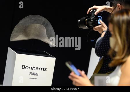 Hong Kong, Cina. 06 settembre 2021. HONG KONG, HONG KONG SAR, CINA: SETTEMBRE 2021. Il cappello di Napoleone Bonaparte appena scoperto viene a Hong Kong davanti a BonhamsÕ Napoleone Bonaparte: La vendita britannica a Londra. La pura pelliccia di Beaver feltro bicorne, fatta da Poupart et Cie di Parigi, è il primo cappello a portare il DNA degli imperatori stabilendo al di là di ogni ragionevole dubbio che egli effettivamente posseduto it.Alamy Live news/Jayne Russell Credit: Jayne Russell/Alamy Live News Foto Stock