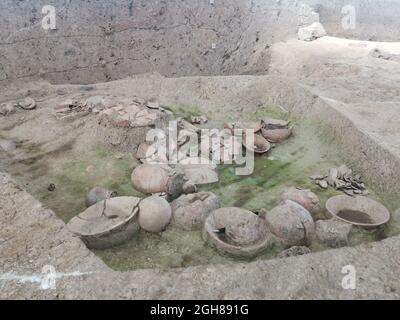 Yiwu. 23 ottobre 2020. Foto scattata il 23 ottobre 2020 mostra gli oggetti di terracotta scavati nel sito di Qiaotou a Yiwu, nella provincia di Zhejiang della Cina orientale. PER ANDARE CON 'birra prodotta Man nella Cina meridionale 9,000 anni fa' Credit: Feng Yuan/Xinhua/Alamy Live News Foto Stock