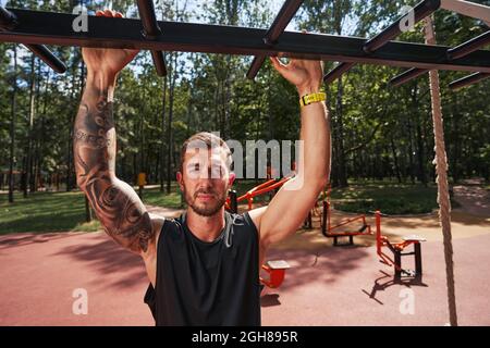 Un bel sportivo con bearded che fa tiri verso l'esterno Foto Stock