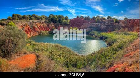 La cava di bauxite di Otranto, ora abbandonata. La bauxite è un minerale utilizzato per produrre alluminio. Salento, Puglia, Italia Foto Stock