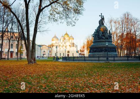 Veliky Novgorod, Russia - 17 ottobre 2018. Monumento di bronzo del Millennio della Russia a Veliky Novgorod, cattedrale di Santa Sofia sullo sfondo. Cremlino, par Foto Stock