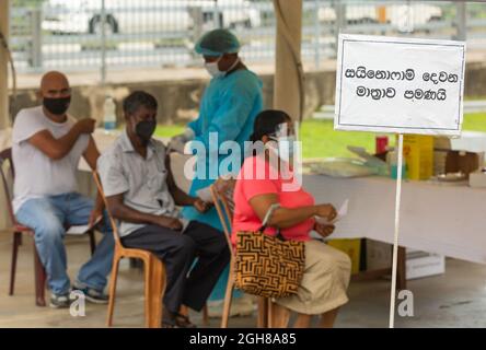 Batharamulla, Sri Lanka. 06 settembre 2021. Un operatore sanitario militare inocula un adulto con una dose di Sinopharm Covid-19 vaccino contro coronavirus prodotto in Cina 2a dose in Sri Lanka, in quanto il governo ha imposto restrizioni di viaggio e blocco per limitare la diffusione del coronavirus Covid-19 a Colombo. (Foto di Vimukthi Embuldeniya/Pacific Press) Credit: Pacific Press Media Production Corp./Alamy Live News Foto Stock