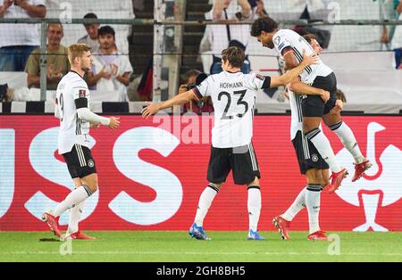 Stoccarda, Germania. 05 settembre 2021. Serge Gnabry, DFB 10 festeggia il suo traguardo, felice, risata, celebrazione, 2-0 con Leon Goretzka, DFB 8 Jonas Hofmann, DFB 23 Timo Werner, DFB 9 nella partita GERMANIA - ARMENIA qualifica per i Campionati del mondo 2022, WM quali, Stagione 2021/2022, 5 settembre 2021 a Stoccarda, Germania. (Armenien) Credit: Peter Schatz/Alamy Live News Foto Stock