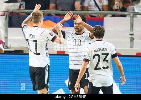 Stoccarda, Germania. 05 settembre 2021. Serge Gnabry, DFB 10 festeggia il suo obiettivo, felice, risata, celebrazione, 1-0 con Marco Reus, DFB 11 Jonas Hofmann, DFB 23 nella partita GERMANIA - ARMENIA qualifica per i Campionati del mondo 2022, WM quali, Stagione 2021/2022, Settembre 5, 2021 a Stoccarda, Germania. (Armenien) Credit: Peter Schatz/Alamy Live News Foto Stock