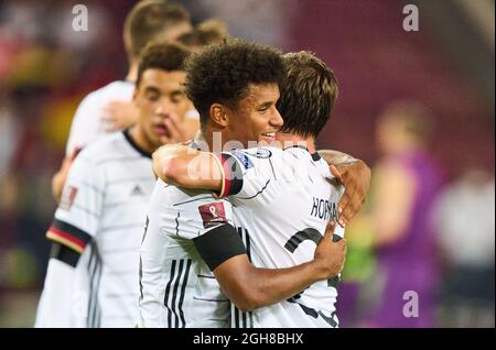 Stoccarda, Germania. 05 settembre 2021. Karim Adeyemi, DFB 13 punteggi, spara gol, Tor, Treffer, 6-0 celebra il suo obiettivo, felice, ridere, celebrazione, con Niklas Süle, Suele, DFB 15 Jonas Hofmann, DFB 23 nella partita GERMANIA - ARMENIA qualifica per i Campionati del mondo 2022, WM quali, Stagione 2021/2022, Settembre 5, 2021 a Stoccarda, Germania. (Armenien) Credit: Peter Schatz/Alamy Live News Foto Stock