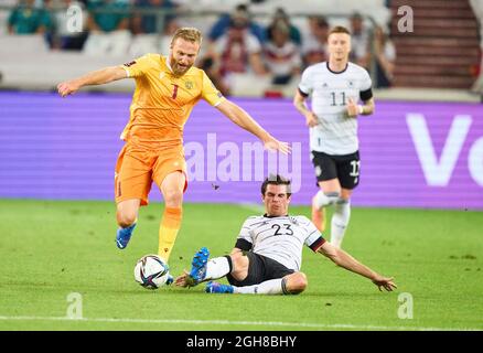 Stoccarda, Germania. 05 settembre 2021. Jonas Hofmann, DFB 23 gareggia per la palla, affrontando, duello, header, zweikampf, Azione, lotta contro Varazdat Haroyan, Armenia 3 nella partita GERMANIA - ARMENIA qualifica per i Campionati del mondo 2022, WM quali, Stagione 2021/2022, Settembre 5, 2021 a Stoccarda, Germania. (Armenien) Credit: Peter Schatz/Alamy Live News Foto Stock