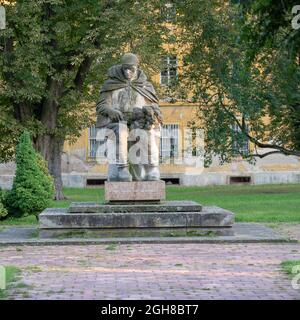 Statua di un soldato dell'esercito rosso (un liberatore) nella vecchia città fortezza di Terezín, in Czechia. Foto Stock