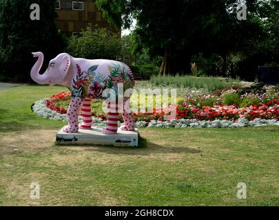 Un elefante decorato come parte della Grande Parata nel centro di Worcester, Regno Unito. 2021. Foto Stock