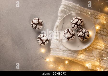 piatto con biscotti al cioccolato fatti in casa crinkle su una comoda plaid Foto Stock