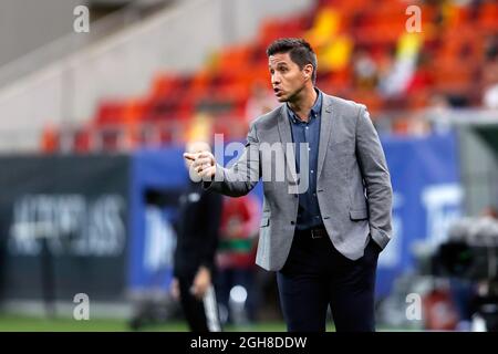 Bucarest, Romania. 5 settembre 2021. Martin Stocklasa, allenatore del Liechtenstein, fornisce istruzioni durante la partita di calcio di qualificazione della Coppa del mondo FIFA 2022 contro la Romania a Bucarest, in Romania, 5 settembre 2021. Credit: Cristian Cristel/Xinhua/Alamy Live News Foto Stock