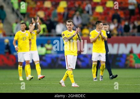 Bucarest, Romania. 5 settembre 2021. Alexandru Cicaldau (C) in Romania e i suoi compagni di squadra festeggiano dopo la partita di calcio di qualificazione della Coppa del mondo FIFA 2022 contro il Liechtenstein a Bucarest, Romania, 5 settembre 2021. Credit: Cristian Cristel/Xinhua/Alamy Live News Foto Stock