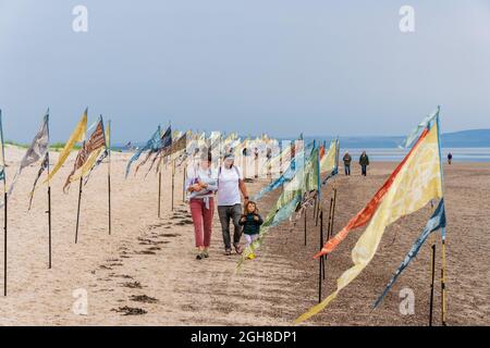 Nairn East Beach, Highlands, Scozia, Regno Unito. 5 Settembre 2021. Come parte del Nairn Books and Arts Festival c'era una Kinetika Flag Installation. ' Una splendida installazione di 500 bandiere di seta colorate naturalmente sulla East Beach di Nairn da parte della compagnia internazionale di arti all'aperto Kinetika. Create da comunità lungo la costa orientale del Regno Unito come parte del progetto Beach of Dreams, le bandiere saranno potenziate da bandiere ispirate da Nairn Beach create da membri della comunità locale in laboratori guidati da Ali Pretty, Direttore artistico di Kinetika. ' CREDIT - JASPERIMAGE/AlamyLiveNews Foto Stock