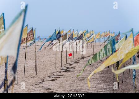 Nairn East Beach, Highlands, Scozia, Regno Unito. 5 Settembre 2021. Come parte del Nairn Books and Arts Festival c'era una Kinetika Flag Installation. ' Una splendida installazione di 500 bandiere di seta colorate naturalmente sulla East Beach di Nairn da parte della compagnia internazionale di arti all'aperto Kinetika. Create da comunità lungo la costa orientale del Regno Unito come parte del progetto Beach of Dreams, le bandiere saranno potenziate da bandiere ispirate da Nairn Beach create da membri della comunità locale in laboratori guidati da Ali Pretty, Direttore artistico di Kinetika. ' CREDIT - JASPERIMAGE/AlamyLiveNews Foto Stock