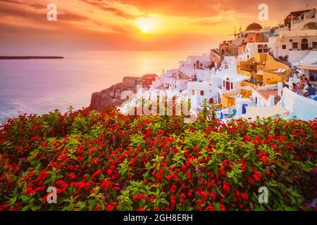 Tramonto sulla città di Oia sull'isola di Santorini in estate. Santorini, Grecia Foto Stock