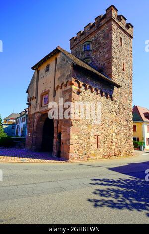 Porta medievale della città o porta alta a Cernay, Alsazia, Alto Reno, Francia. Foto Stock