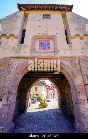 Porta medievale della città o porta alta a Cernay, Alsazia, Alto Reno, Francia. Foto Stock