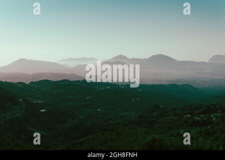 Paesaggio surreale di un altro pianeta simile alla terra - concetto di esplorazione spaziale Foto Stock
