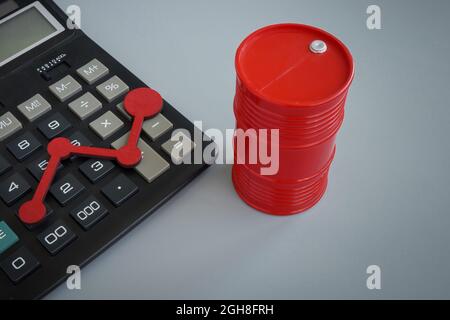 Barile rosso e freccia in aumento come simbolo di crescita del prezzo del petrolio. Foto Stock