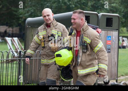 Londra, Regno Unito, 6 settembre 2021: I vigili del fuoco sono stati chiamati alla stazione di Green Park come un incendio sulla pista alla stazione di Victoria casues acrid fumo di deriva lungo la linea. Un membro del personale è stato trattato per inalazione di fumo da parte di paramedici e la linea Victoria è stata chiusa da Brixton a Warren Street. Anna Watson/Alamy Live News Foto Stock