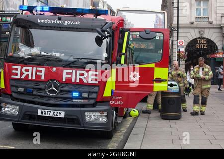 Londra, Regno Unito, 6 settembre 2021: I vigili del fuoco sono stati chiamati alla stazione di Green Park come un incendio sulla pista alla stazione di Victoria casues acrid fumo di deriva lungo la linea. Un membro del personale è stato trattato per inalazione di fumo da parte di paramedici e la linea Victoria è stata chiusa da Brixton a Warren Street. Anna Watson/Alamy Live News Foto Stock