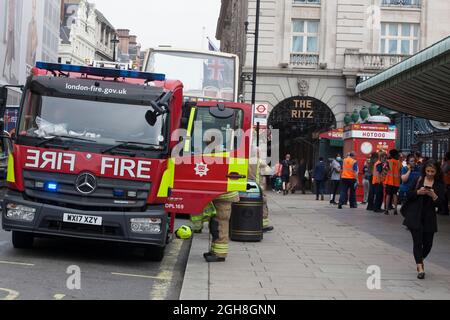 Londra, Regno Unito, 6 settembre 2021: I vigili del fuoco sono stati chiamati alla stazione di Green Park come un incendio sulla pista alla stazione di Victoria casues acrid fumo di deriva lungo la linea. Un membro del personale è stato trattato per inalazione di fumo da parte di paramedici e la linea Victoria è stata chiusa da Brixton a Warren Street. Anna Watson/Alamy Live News Foto Stock