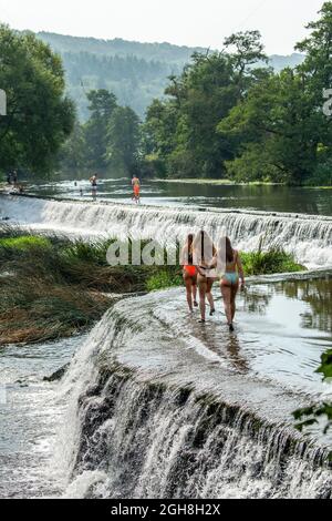 La gente apprezza l'acqua al Warleigh Weir sul fiume Avon vicino a Bath nel Somerset mentre le temperature si innalzano attraverso il Regno Unito. Foto Stock