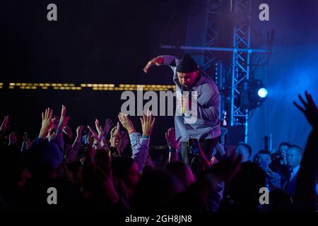 Kiev, Ucraina 3 settembre 2021: Famoso cantante ucraino Dmitry Monatik. Concerto all'aperto con un gran numero di spettatori, spettacolo di luci, fumetto da concerto Foto Stock