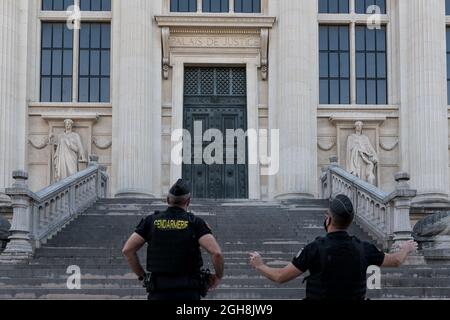 I poliziotti si trovano sulle scale del Palazzo di Giustizia, in attesa che il Ministro della Giustizia venga dopo aver visitato la sala uditiva dedicata al grande processo degli accusati degli attacchi di Parigi che si sono svolte a Parigi il 13 novembre 2015. Parigi, Francia, 6 settembre 2021. Foto di Daniel Derajinski/ABACAPRESS.COM Foto Stock