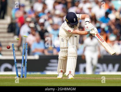 Joe Root dell'Inghilterra ha bowled fuori dal Jasprit Bumrah dell'India (non illustrato) durante il giorno cinque del quarto test del cinch al ovale di Kia, Londra. Data foto: Lunedì 6 settembre 2021. Foto Stock