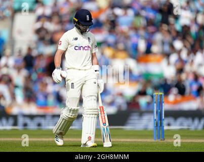 Joe Root dell'Inghilterra reagisce dopo essere stato bowled fuori dal Jasprit Bumrah dell'India (non illustrato) durante il giorno cinque del quarto test del cinch al Kia Oval, Londra. Data foto: Lunedì 6 settembre 2021. Foto Stock