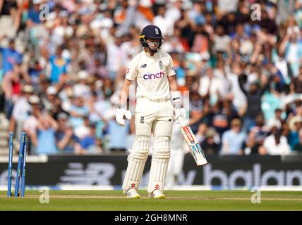 Joe Root dell'Inghilterra reagisce dopo essere stato bowled fuori dal Jasprit Bumrah dell'India (non illustrato) durante il giorno cinque del quarto test del cinch al Kia Oval, Londra. Data foto: Lunedì 6 settembre 2021. Foto Stock