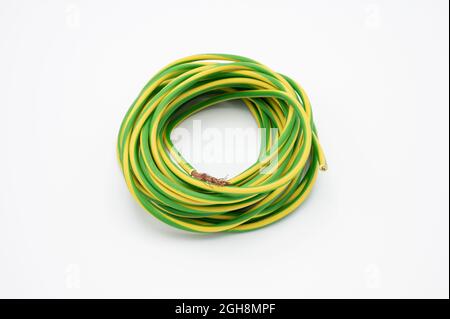 Primo piano di filo laminato isolato su sfondo bianco Foto Stock