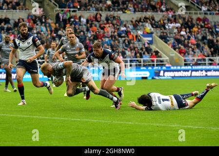 Dacia Magic Weekend 2021, Super League Rugby, Catalans Dragons, Sam Tomkins segnano una prova contro St Helens, St James Park Stadium, Newcastle. REGNO UNITO Foto Stock